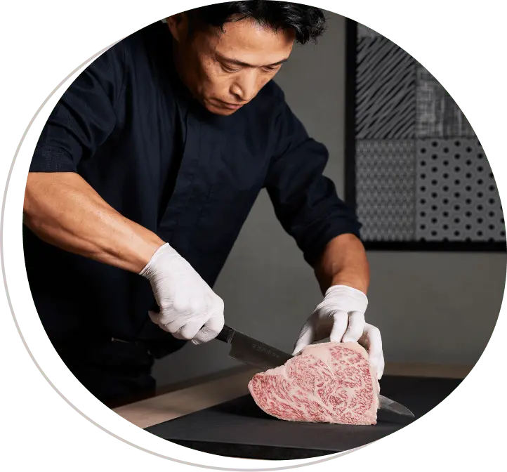 肉を切っている様子